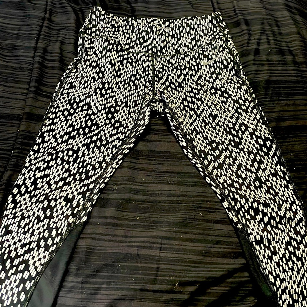 Women’s S Nike Pro dri-fit leggings with back pocket